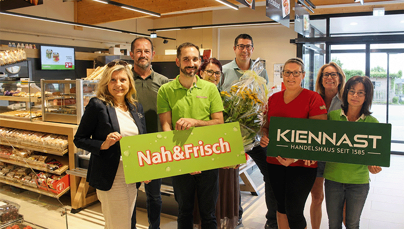 Vlnr: BGM Silvia Riedl-Weixlbraun, Rene Knabe / Firma Kiennast, Betreiber Roman Hengst mit    Verena Wagner, Manuel Marx / Firma Kiennast, Jeannine Schmid, Astrid Mavher / Firma    Kiennast, Helga Gressl    Fotocredit: Renate Peneder, NÖN